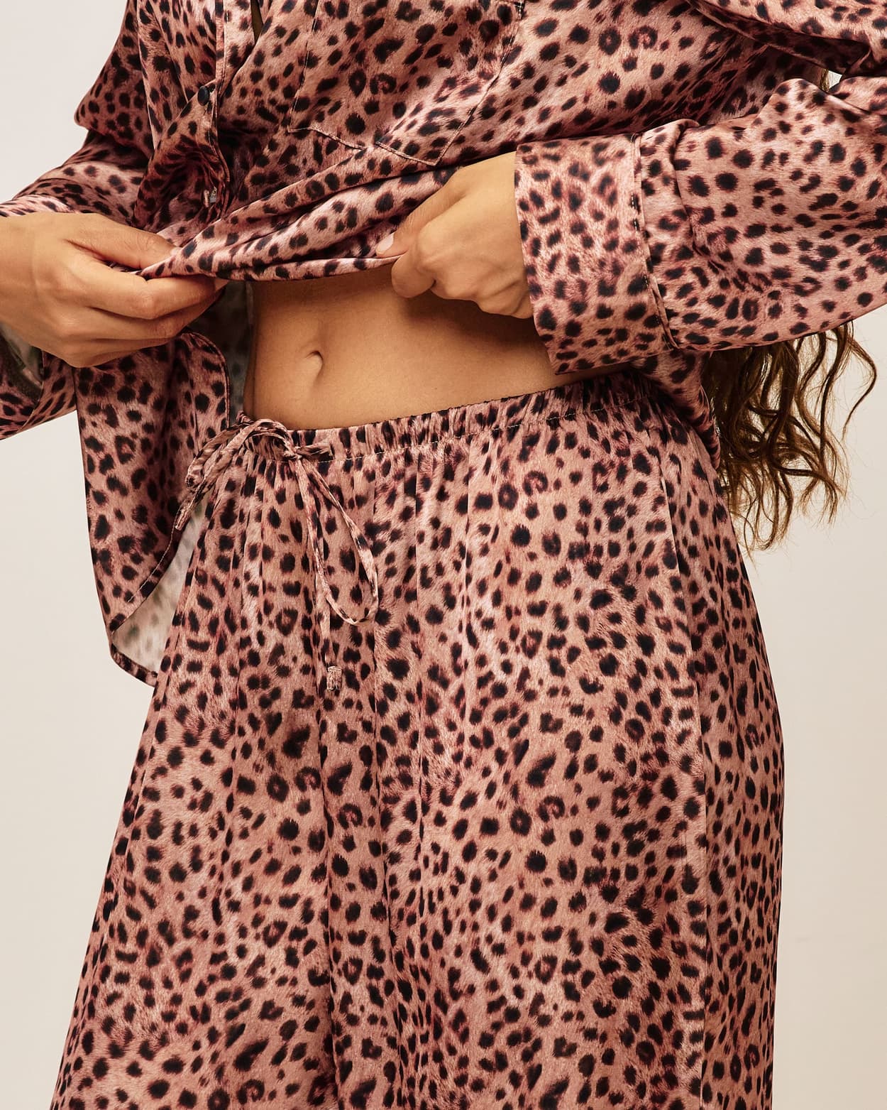Pantalones de satén con estampado de leopardo - S - Undiz