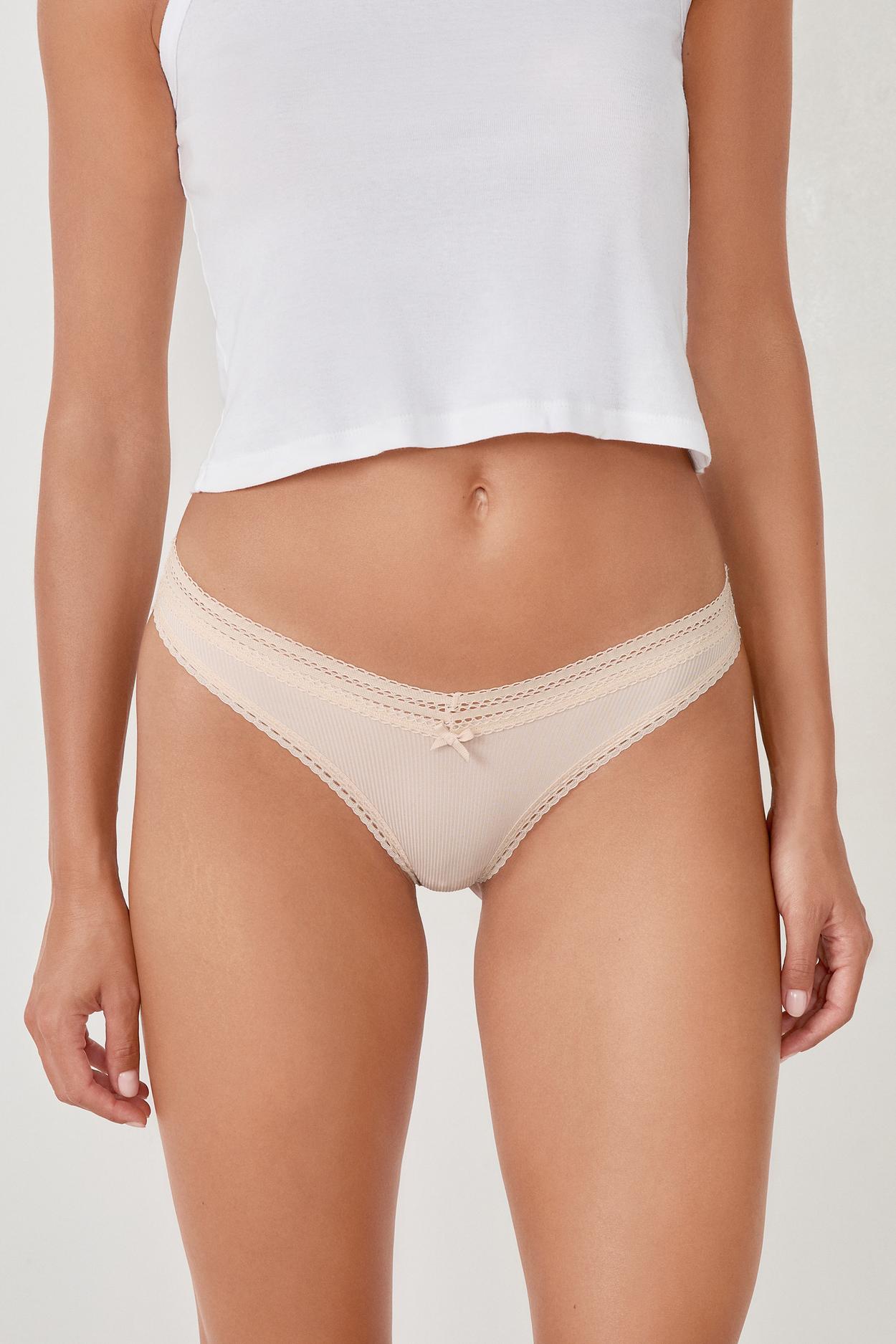 Wycięte majtki tanga ozdobione koronką