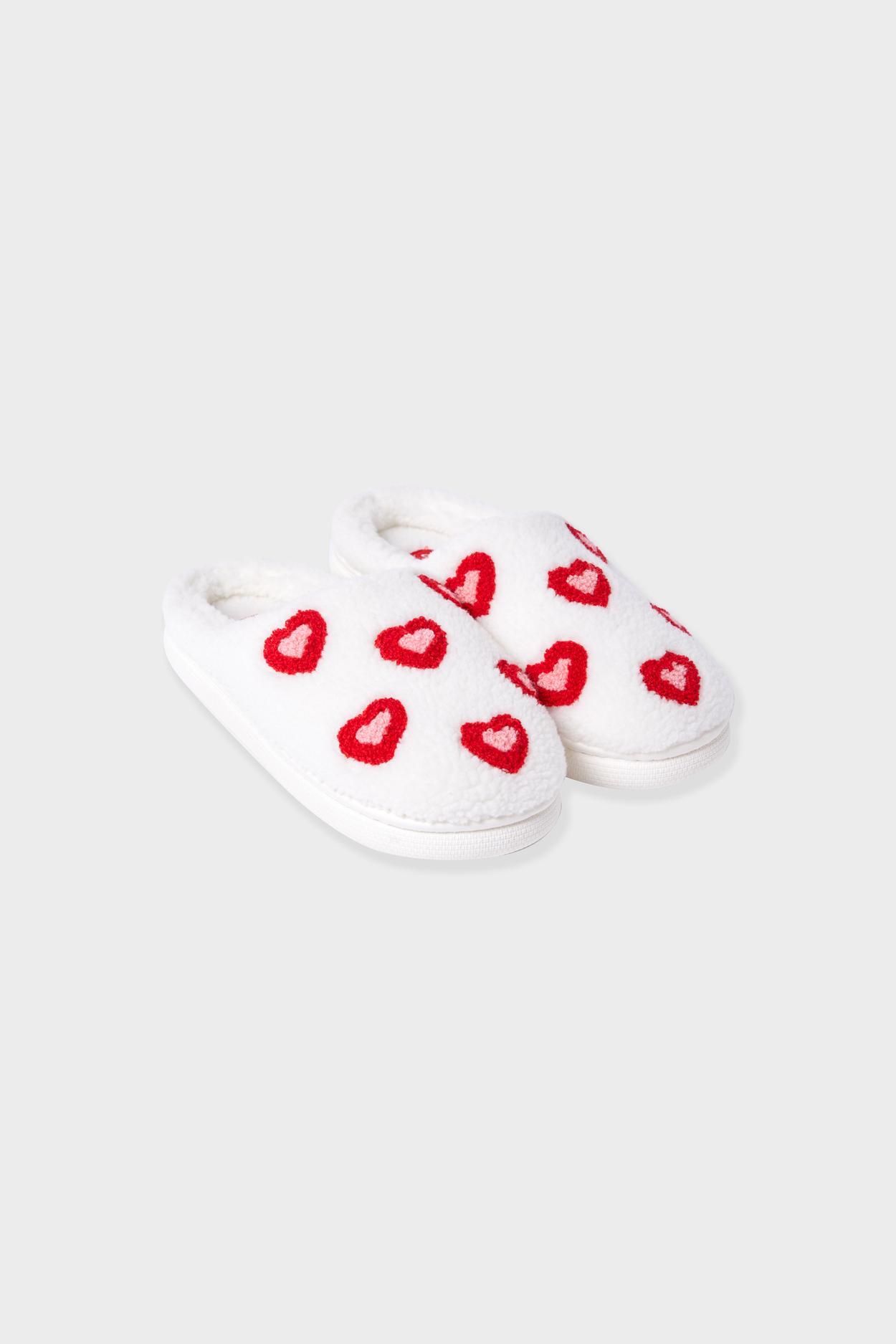 Kapcie w serduszka z sztucznego futra
