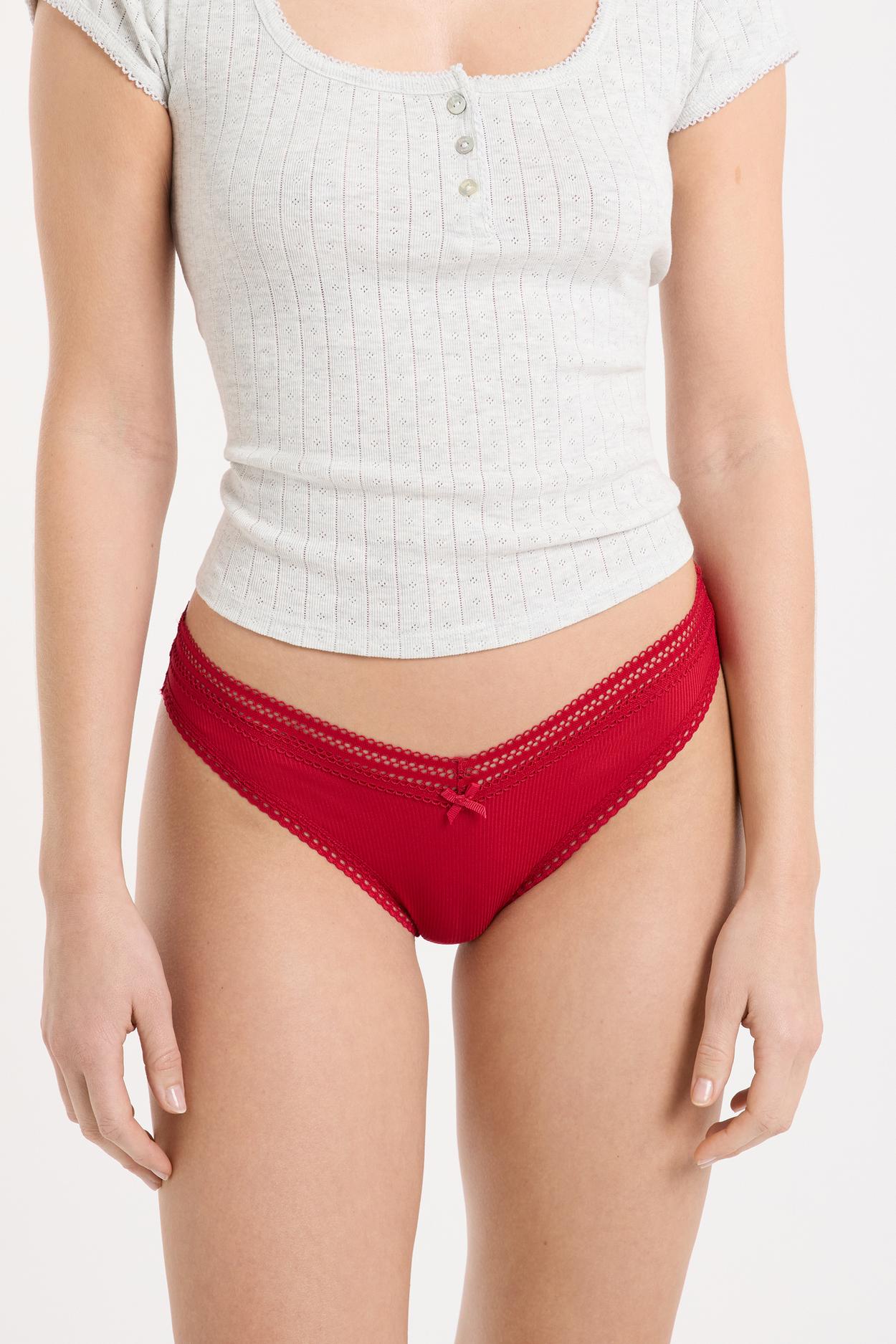 Stringi V-shape z mikrofibry i koronki