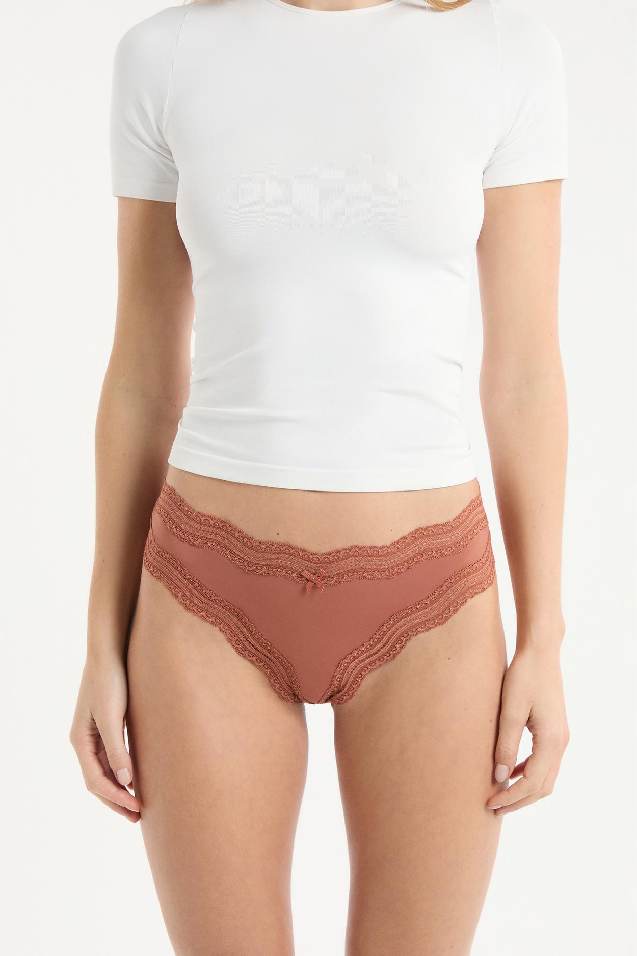 Stringi z koronkowymi brzegami z mikrofibry