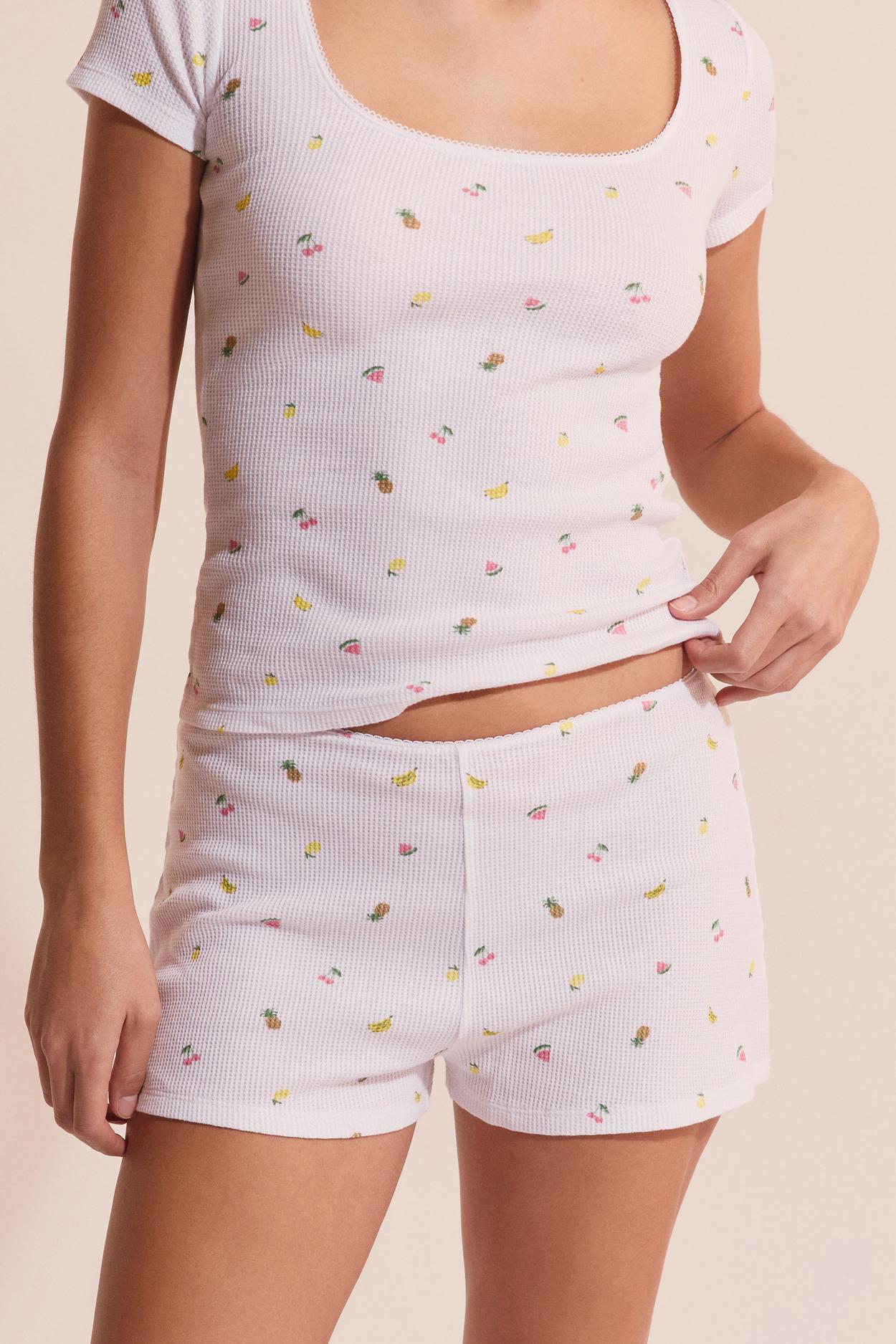 Szorty z wytłoczonym wzorem owoców