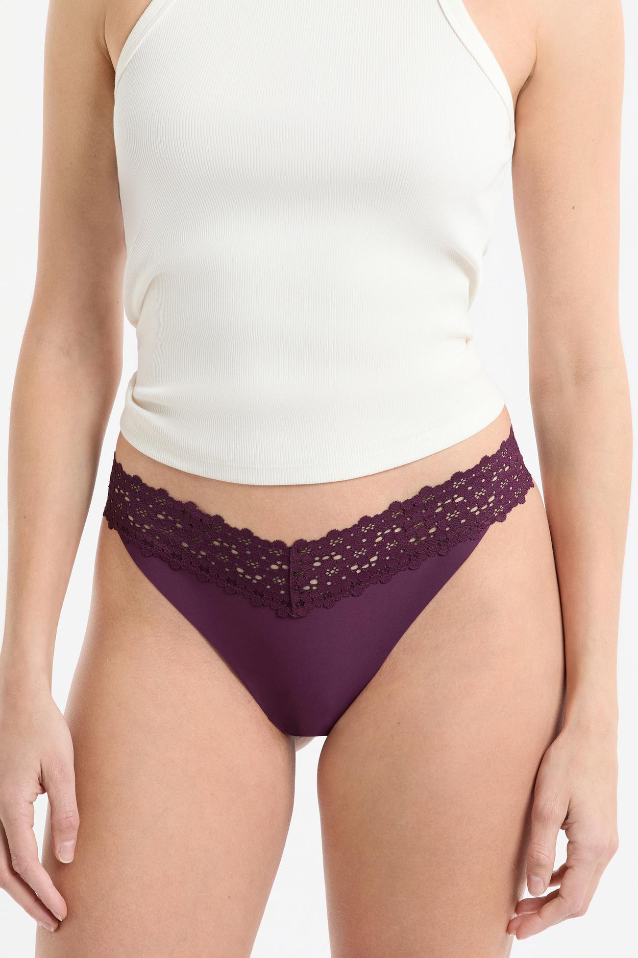 Stringi z mikrofibry i koronki