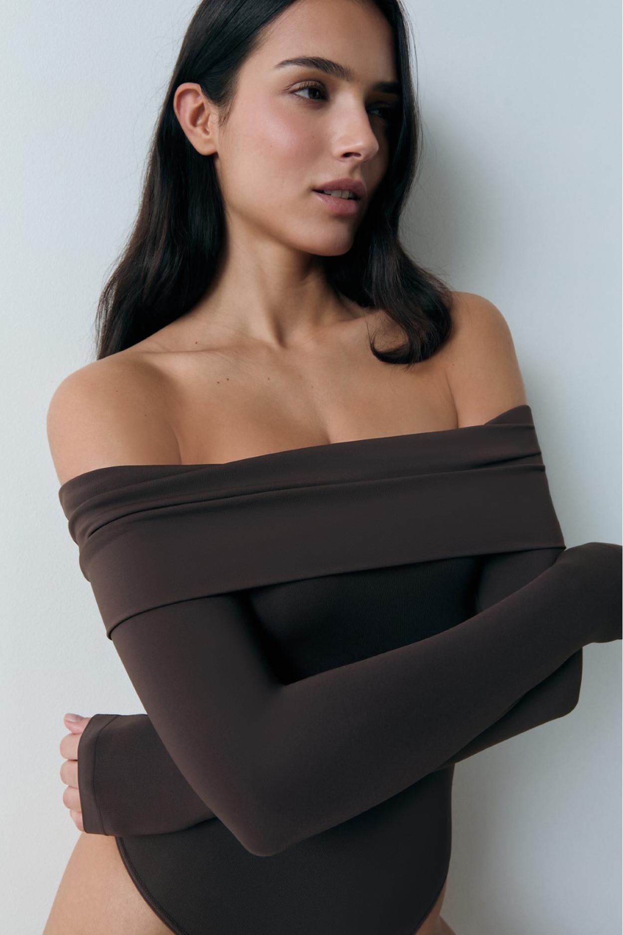 Body z odkrytymi ramionami