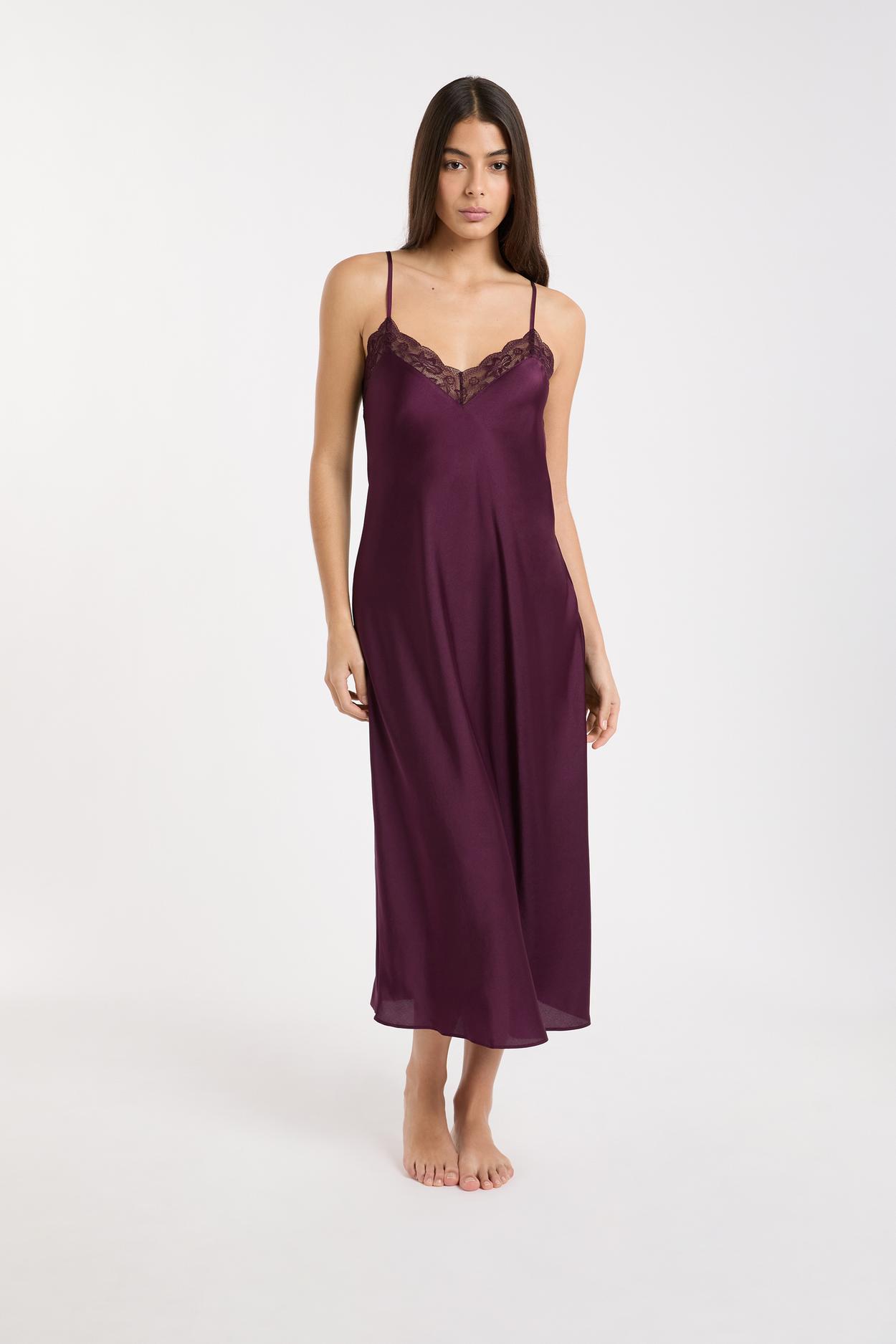 Satynowa halka nocna ze szczegółami z koronki