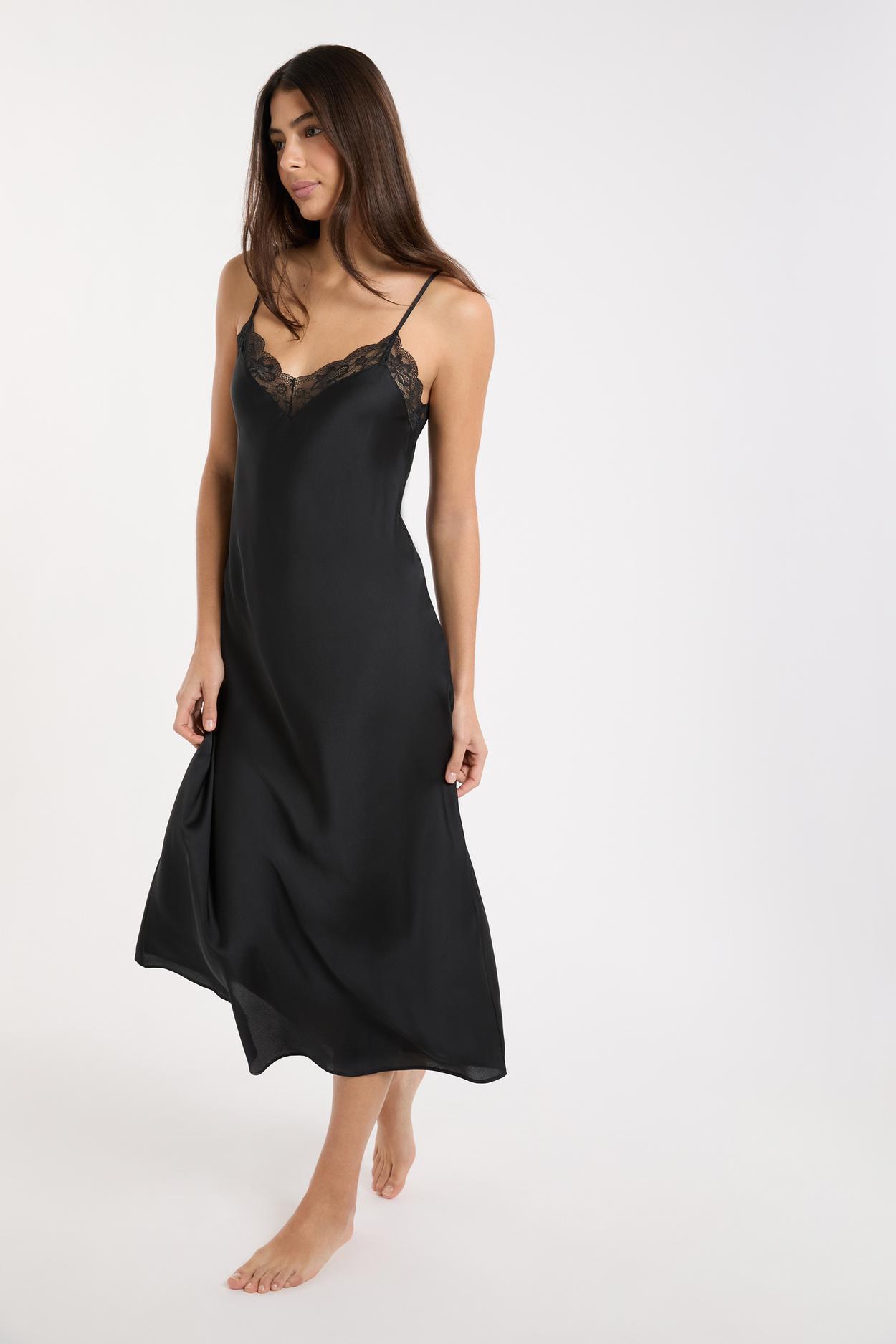 Satynowa halka nocna ze szczegółami z koronki