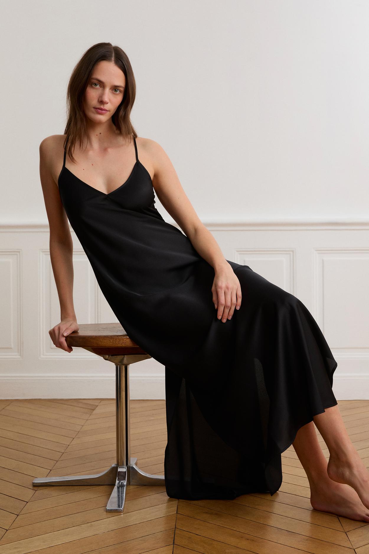 Długa halka nocna z satyny z haftem kwiatowym na plecach