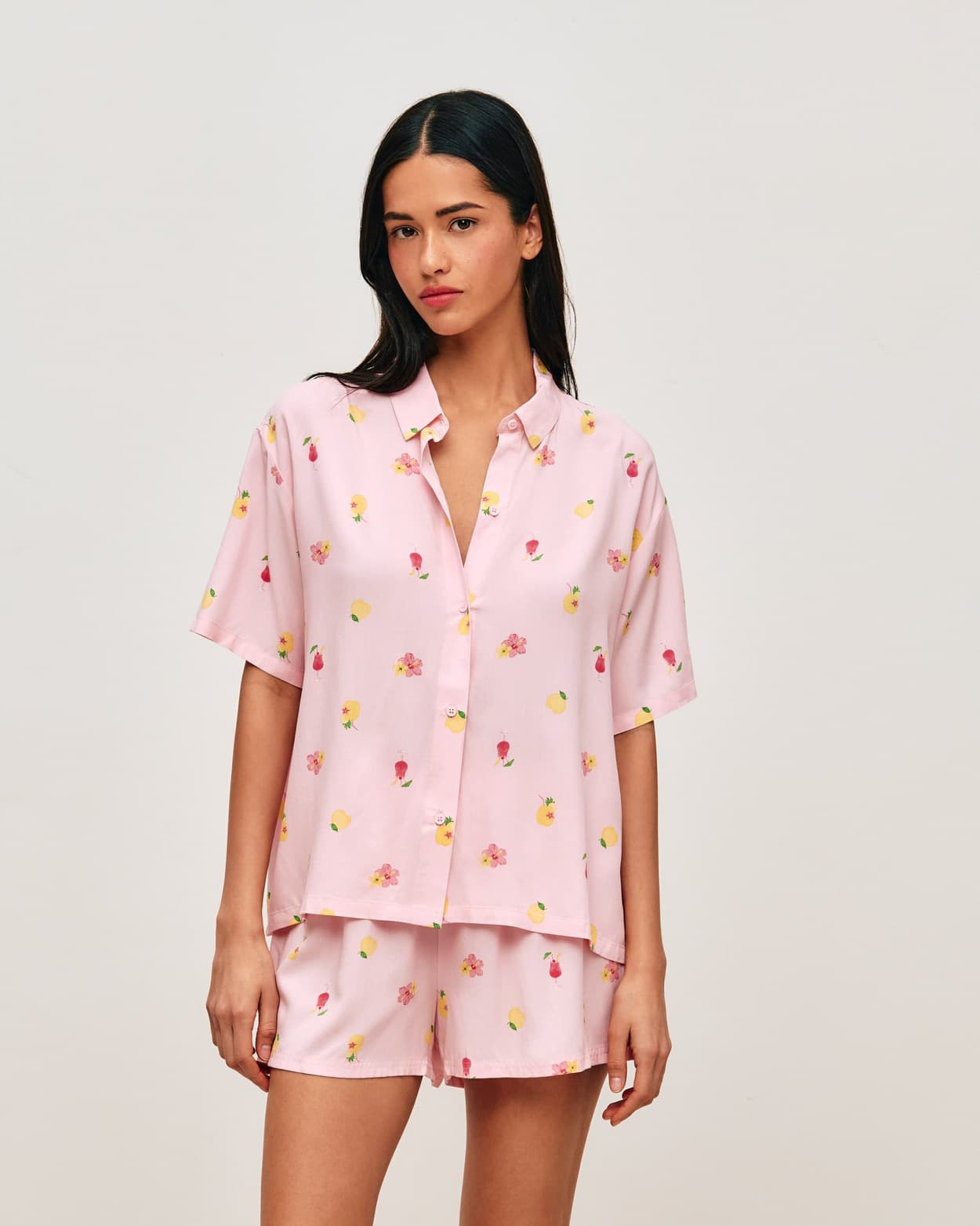 Conjunto de camisa y shorts con patrones de cócteles, flores y limones - S - Undiz