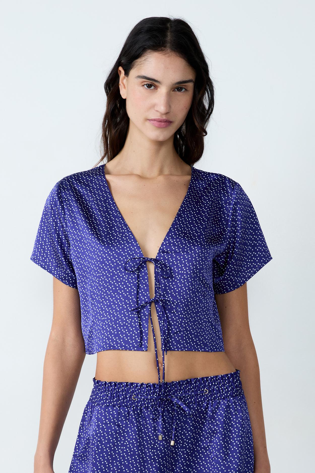 Bluzka satynowa z krótkim rękawem z nadrukiem i kokardkami