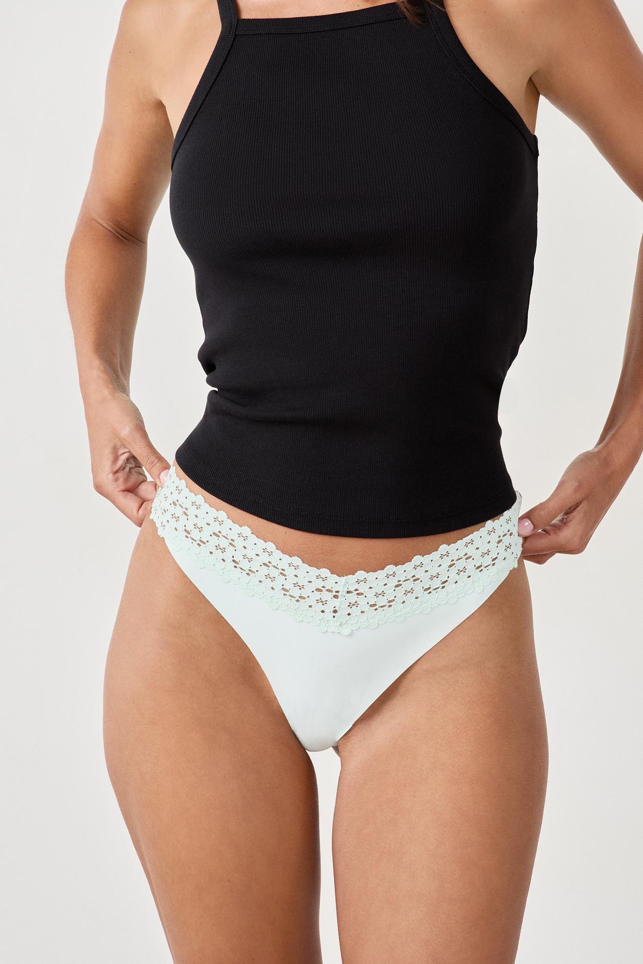 Stringi V-shape z mikrofibry i koronki