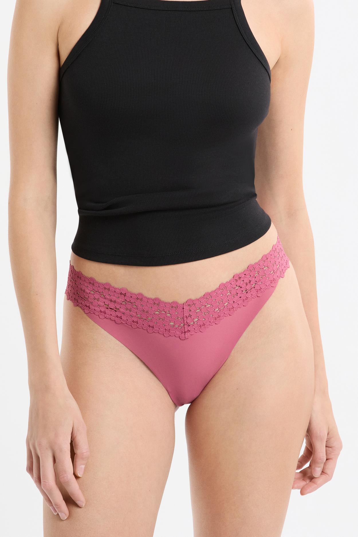 Stringi z mikrofibry i koronki