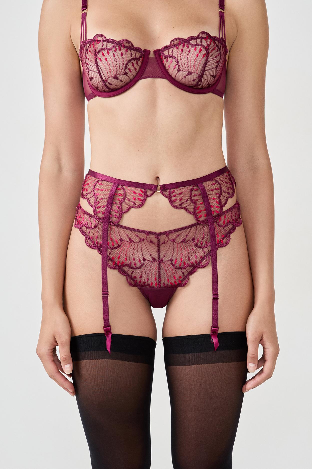 Pas do pończoch z haftem