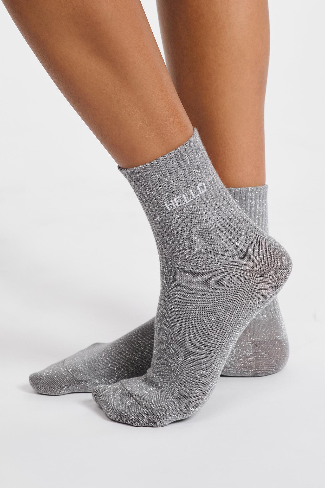 Opalizujące skarpetki z napisem