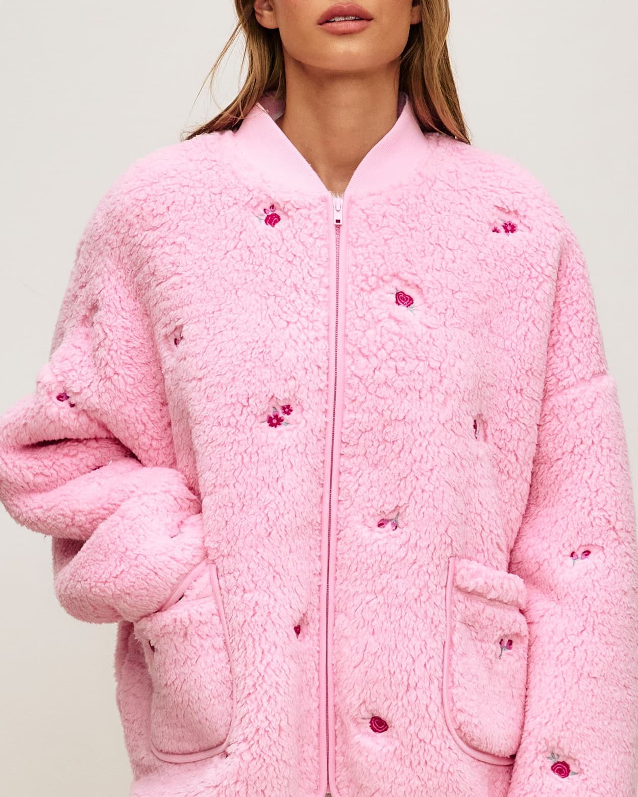 Chaqueta de forro polar sherpa bordada con flores - S - Undiz